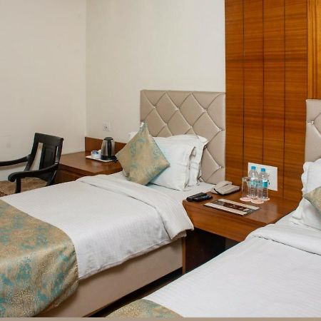 Hotel Meadows Varanasi Bagian luar foto