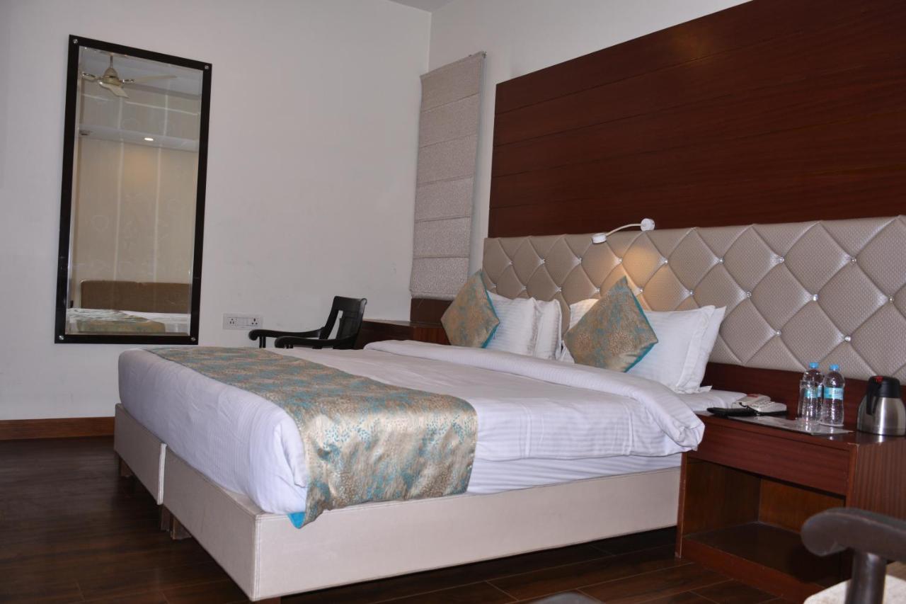 Hotel Meadows Varanasi Bagian luar foto