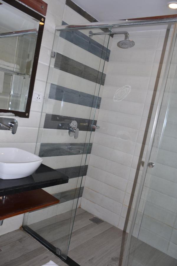 Hotel Meadows Varanasi Bagian luar foto