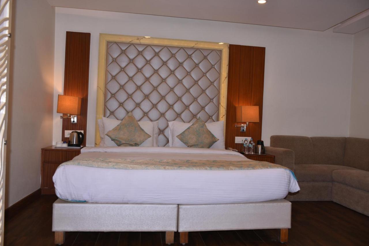 Hotel Meadows Varanasi Bagian luar foto