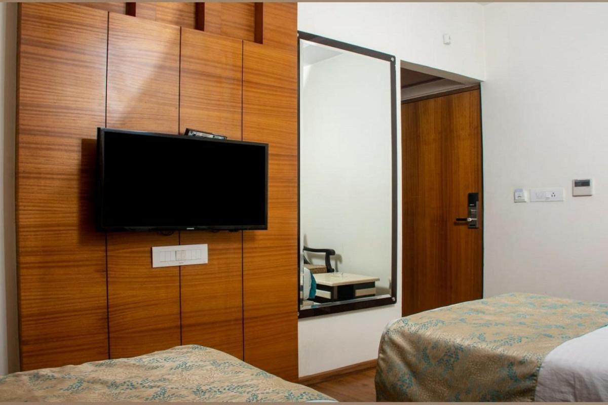 Hotel Meadows Varanasi Bagian luar foto