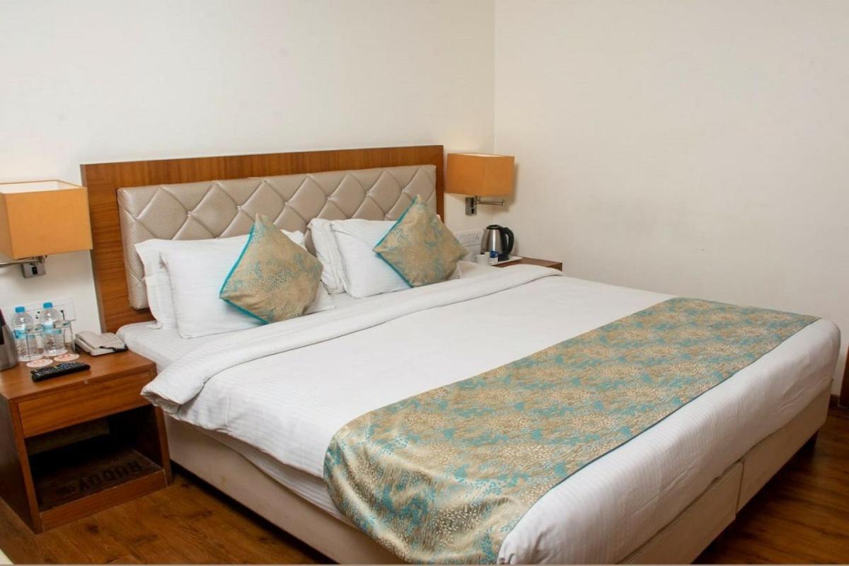 Hotel Meadows Varanasi Bagian luar foto