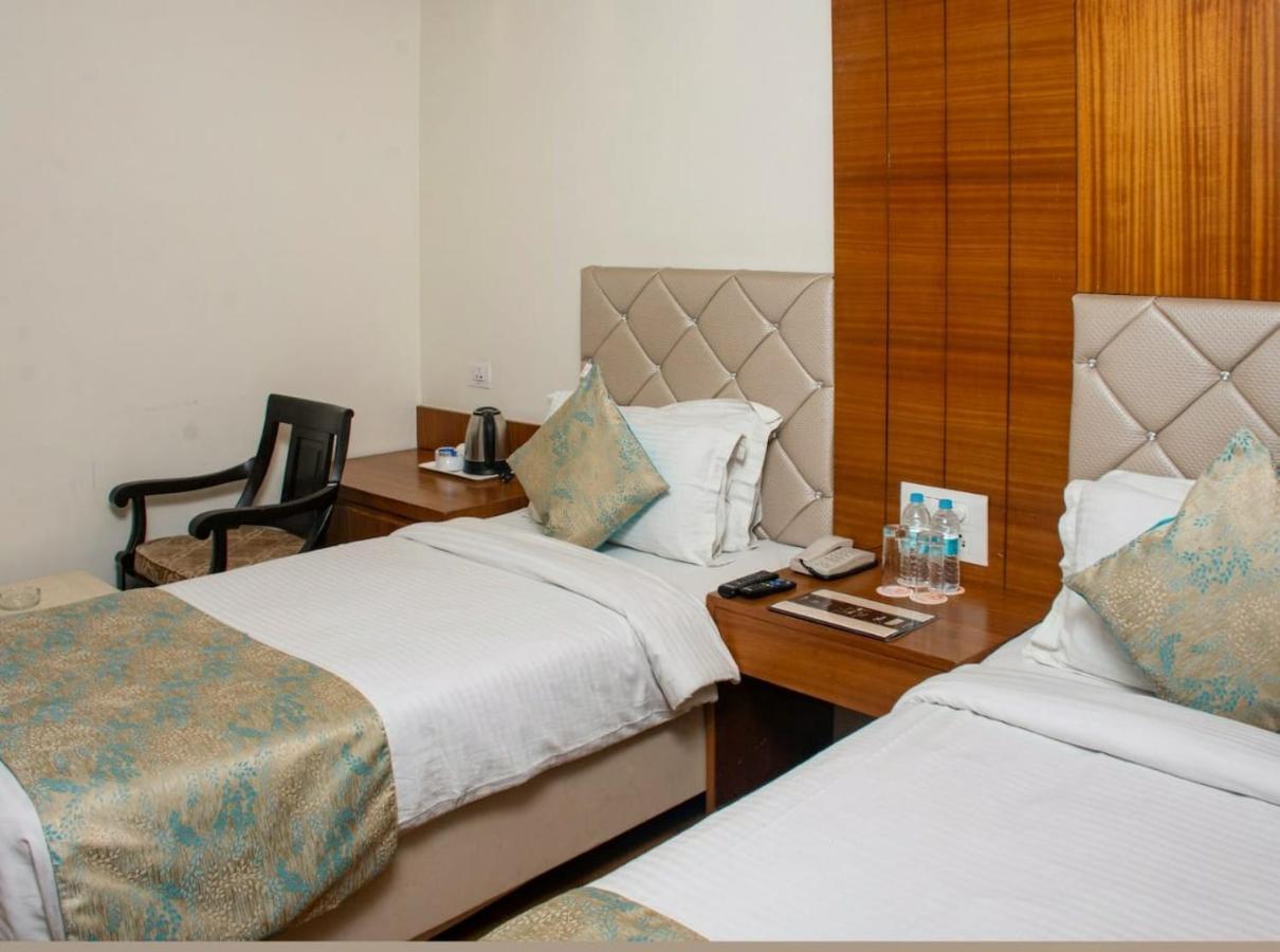 Hotel Meadows Varanasi Bagian luar foto