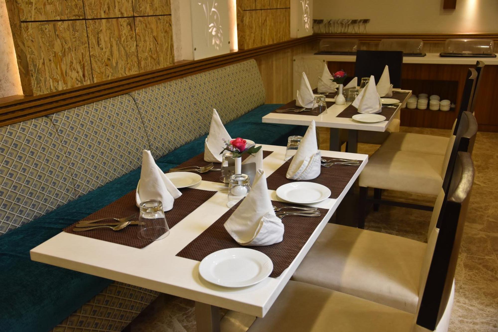 Hotel Meadows Varanasi Bagian luar foto