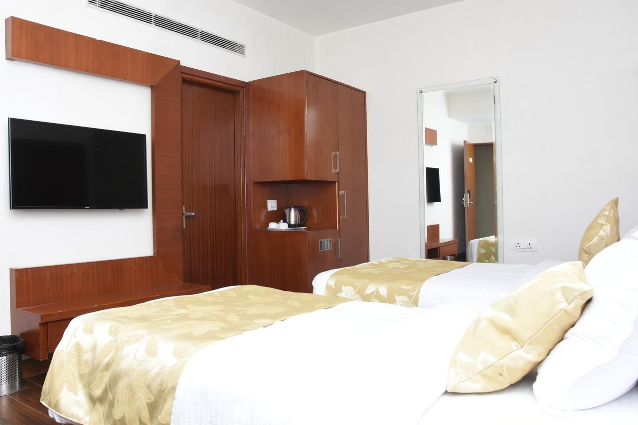 Hotel Meadows Varanasi Bagian luar foto