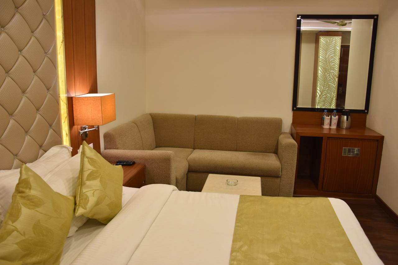Hotel Meadows Varanasi Bagian luar foto