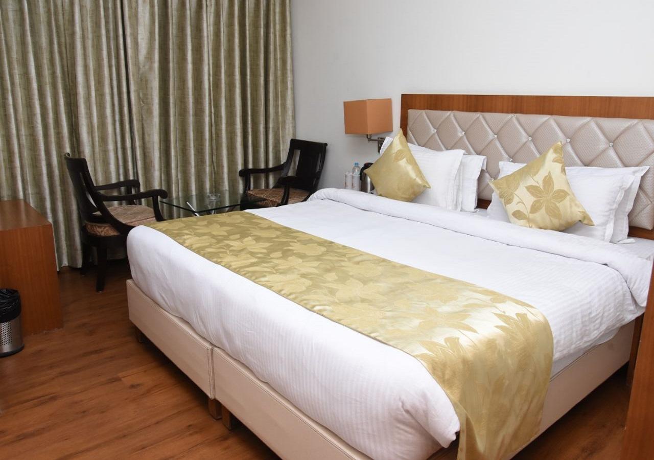 Hotel Meadows Varanasi Bagian luar foto
