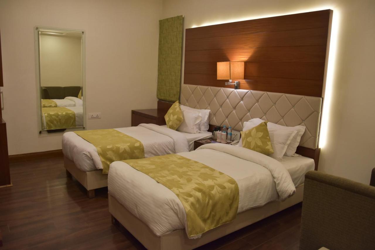 Hotel Meadows Varanasi Bagian luar foto
