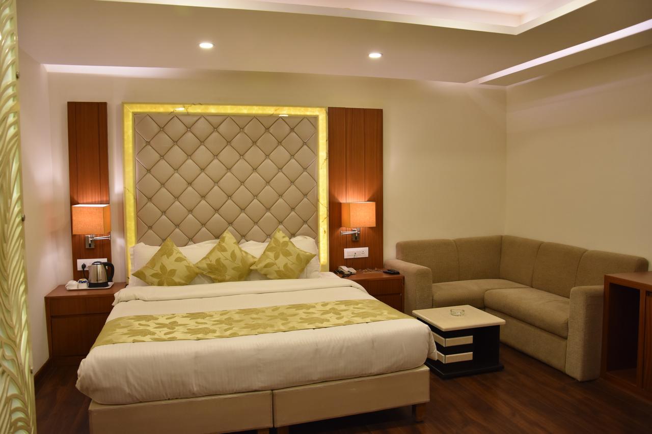 Hotel Meadows Varanasi Bagian luar foto